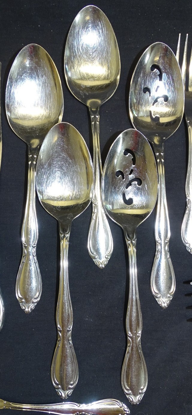 Oneida Ltd. Strathmore 64pc Set Stainless Flatware Deluxe