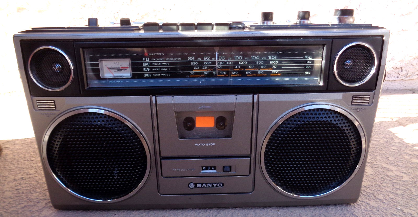 SANYO M9930K 4 BAND FM/SW/MW STEREO CASSETTE BOOMBOX FOR PARTS/REPAIR TESTED