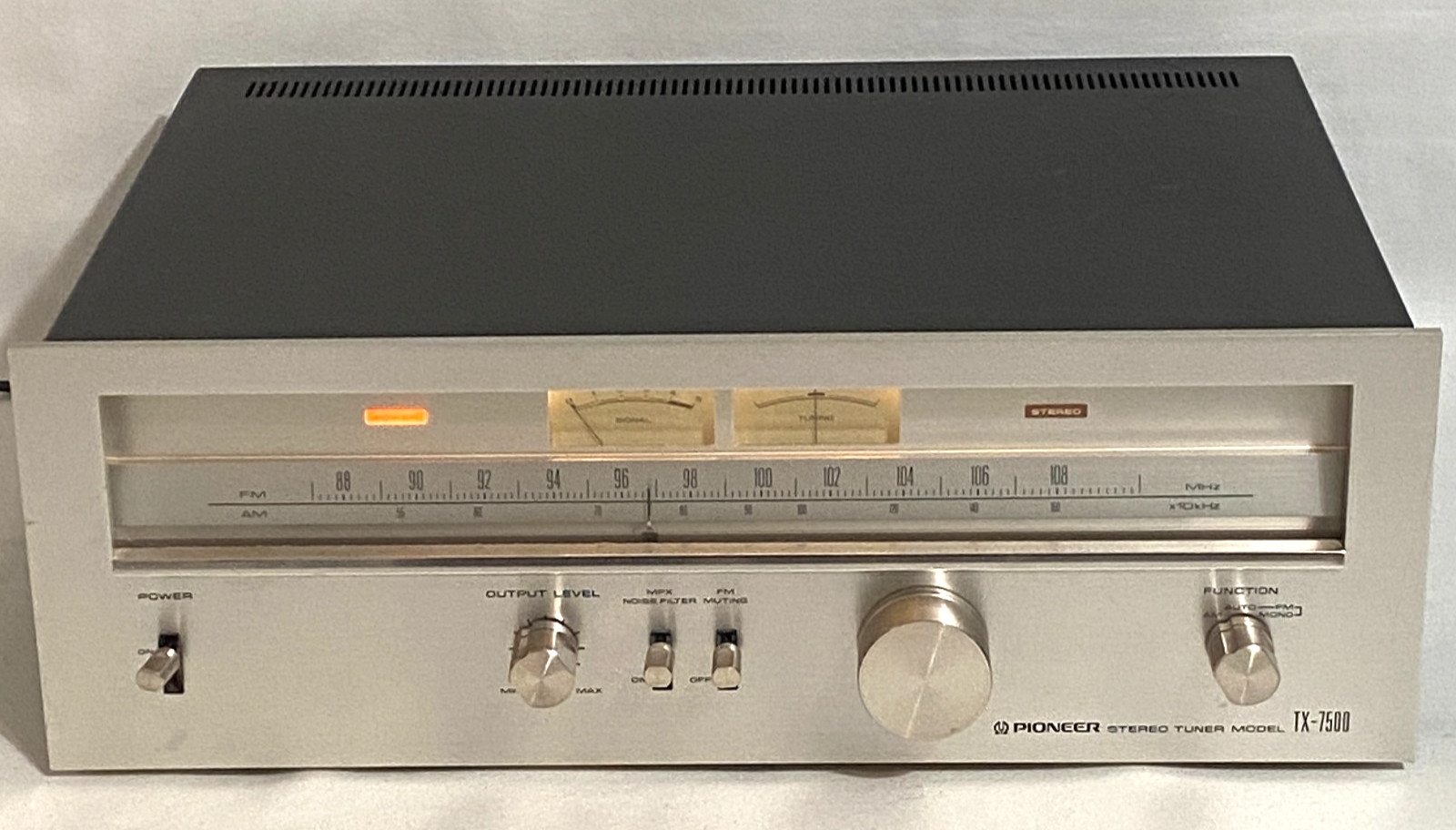 Vintage Pioneer TX-7500 AM/FM Stereo Tuner Silver Face Powers On w/ Manual