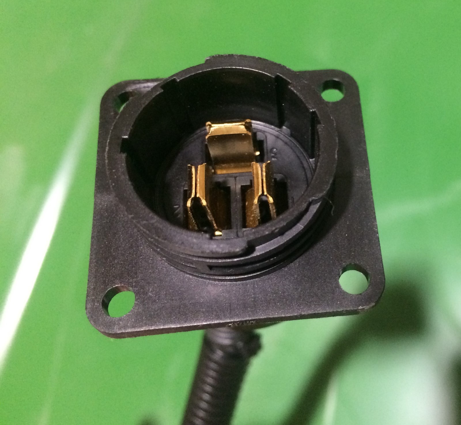 3 wire electrical convenience outlet for tractors. Mates to John Deere RE37651