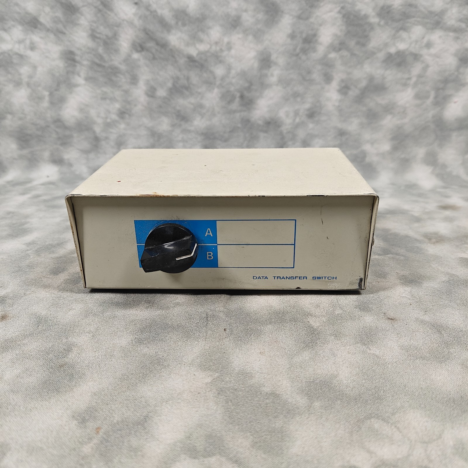 Vintage DB9 RS-232 A/B Data Transfer Switch Box 2-Way Serial I/O Beige RS232 PCs