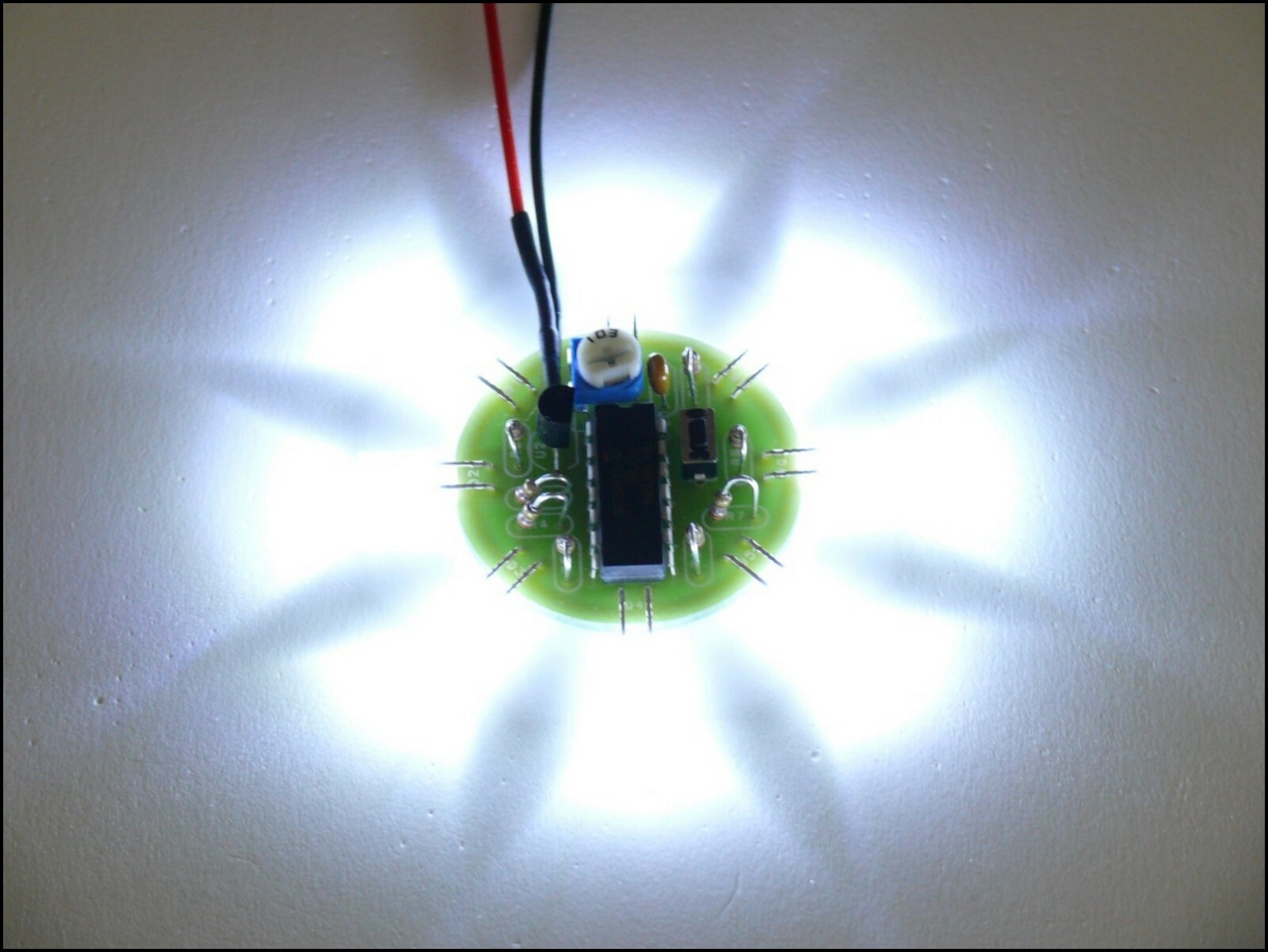 8 LED Light Chaser Beacon Round Sequencer Scroller Strobe - 2x5x7mm LEDs