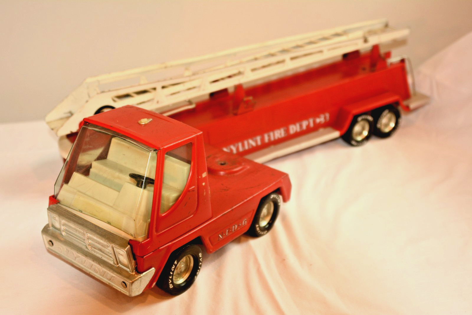 Nylint Red Fire Dept Engine Truck W/ Extendable Ladder Diecast Steel 30 x 7 x 6