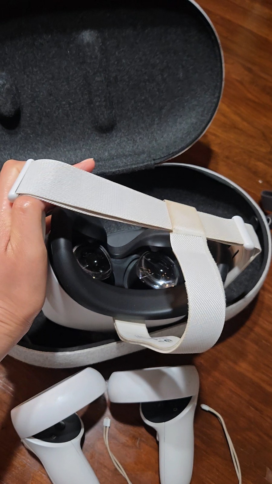 Meta Quest 2 Standalone VR Headset 90Hz White w/ Touch Controllers Case