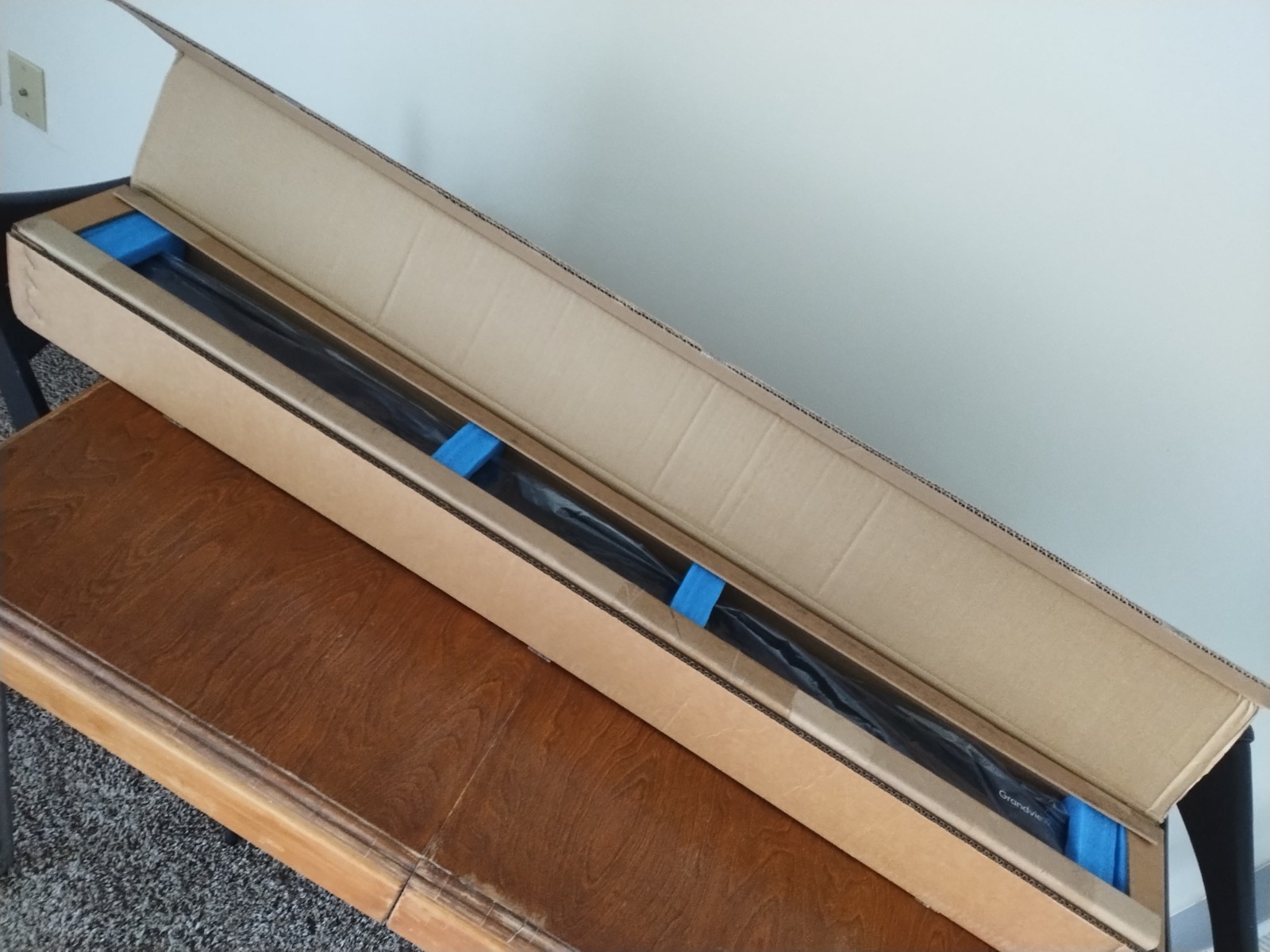 Grandview PT-B50WM4AB U-Work 50" Table-Top Projection Screen-4:3 Black Case