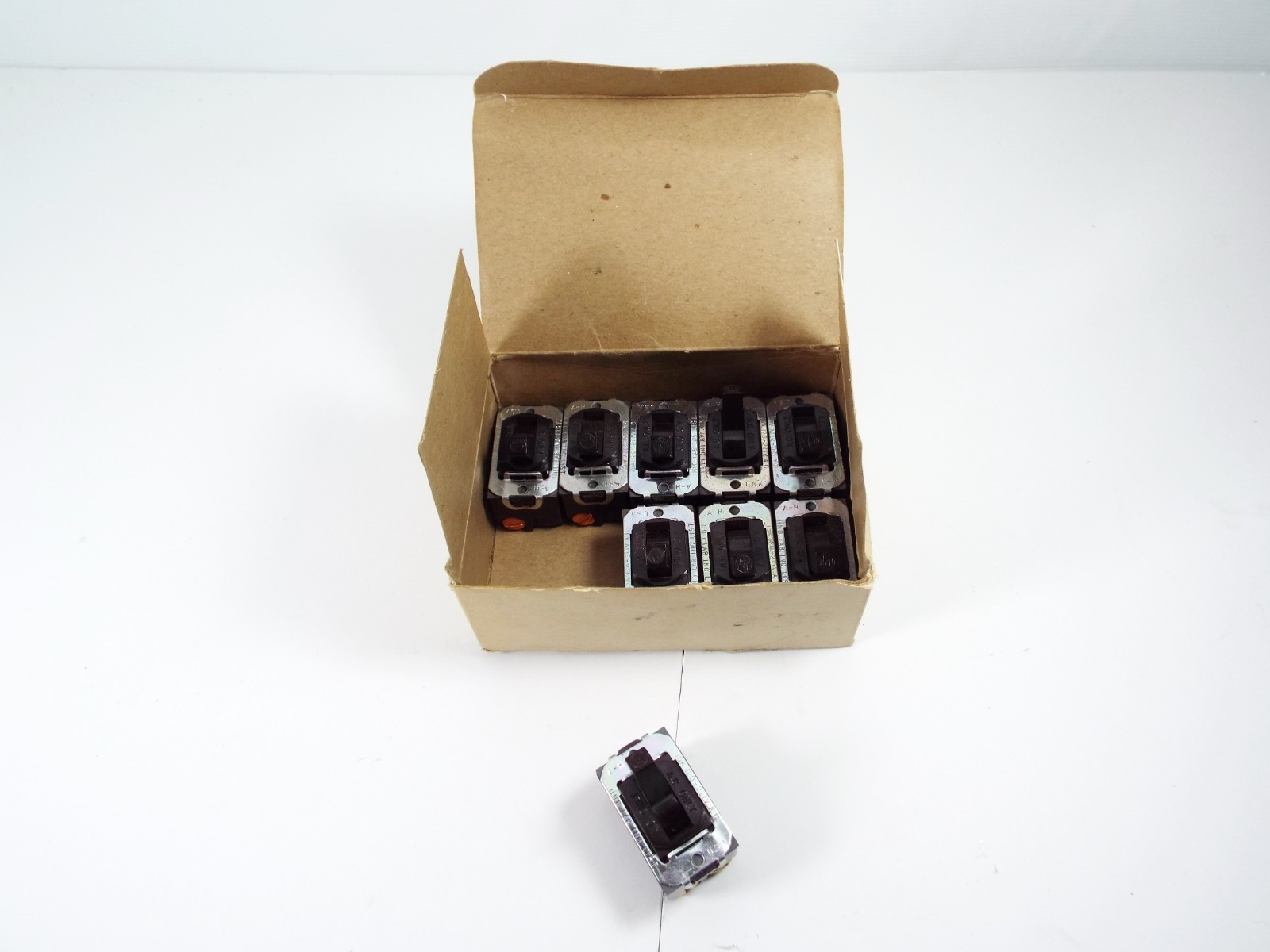 CROUSE-HINES QST3 AC TOGGLE SWITCH THREE WAY BROWN