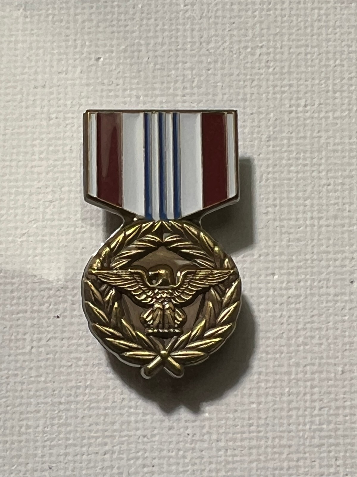 US DEFENSE MERITORIOUS SERVICE MEDAL HAT/LAPEL PIN (EE-P15314)