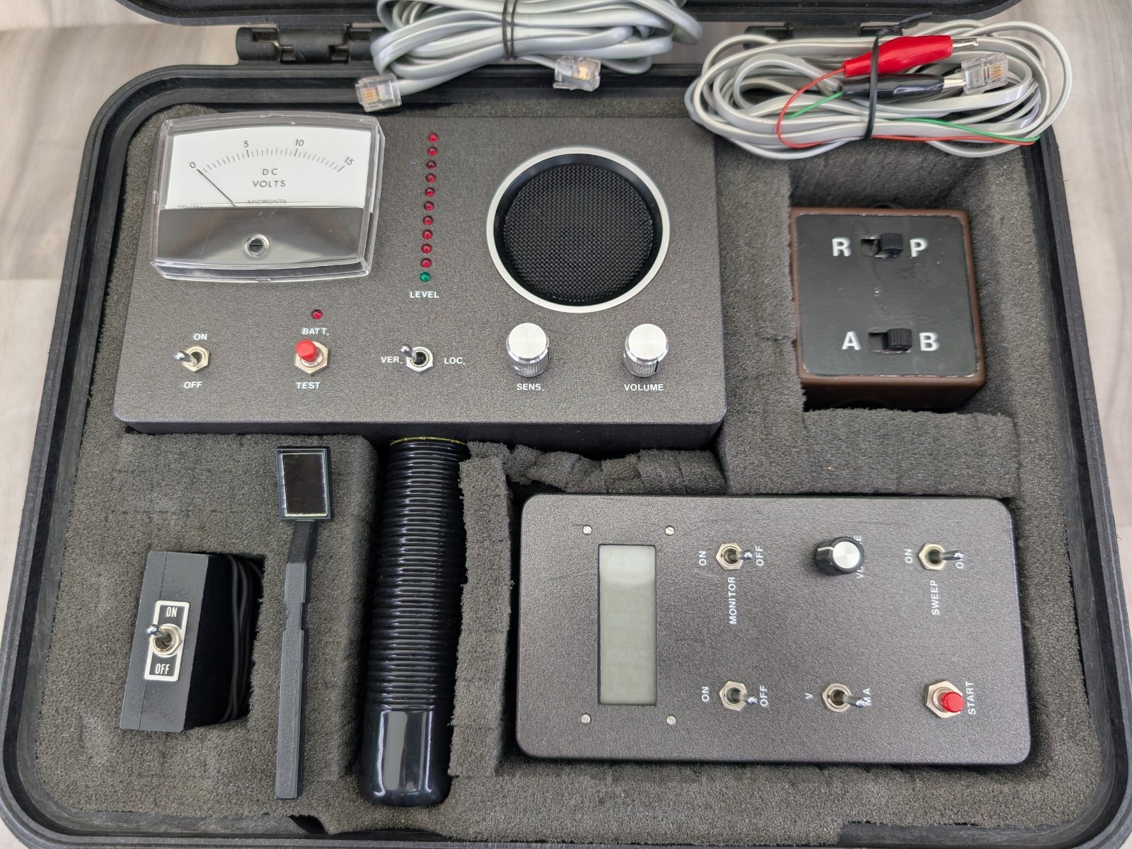 AS IS - UNTESTED Counter Surveillance Electronics Kit Bug Sweep RF Locator Used