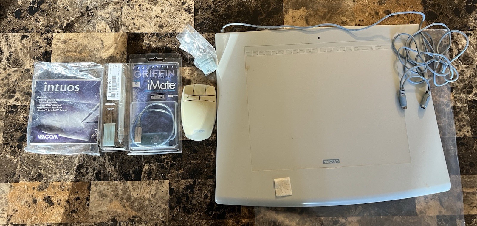 intuos2 From WACOM Professional Graphics Tablet 9x12 W/ Pen Tools 4D Mouse