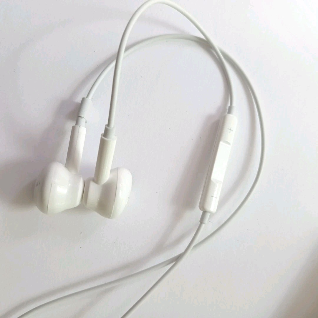 Ear pods Aux Plug,Volume Control,Mic,FAST DELIVERY 📬🚚!!!!!