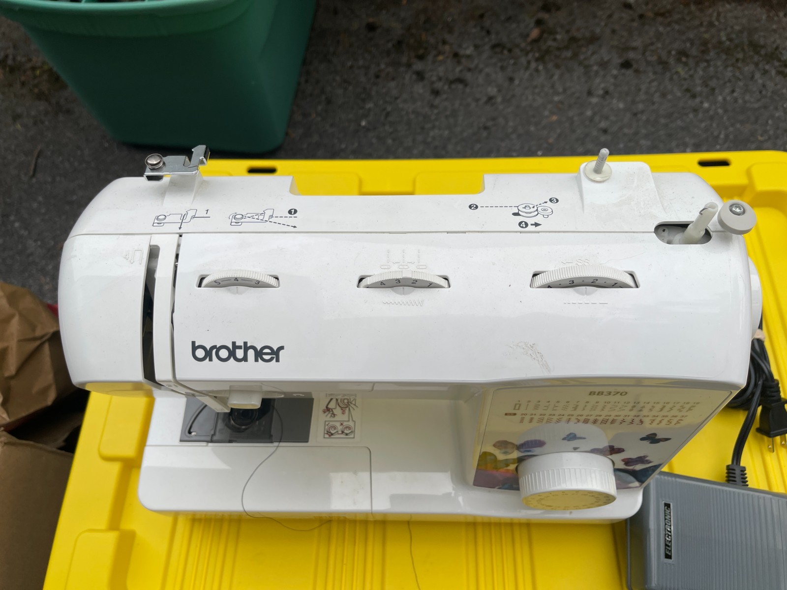 Brother BB370 37-Stitch Free Arm Sewing Machine Auto Needle Threader Working