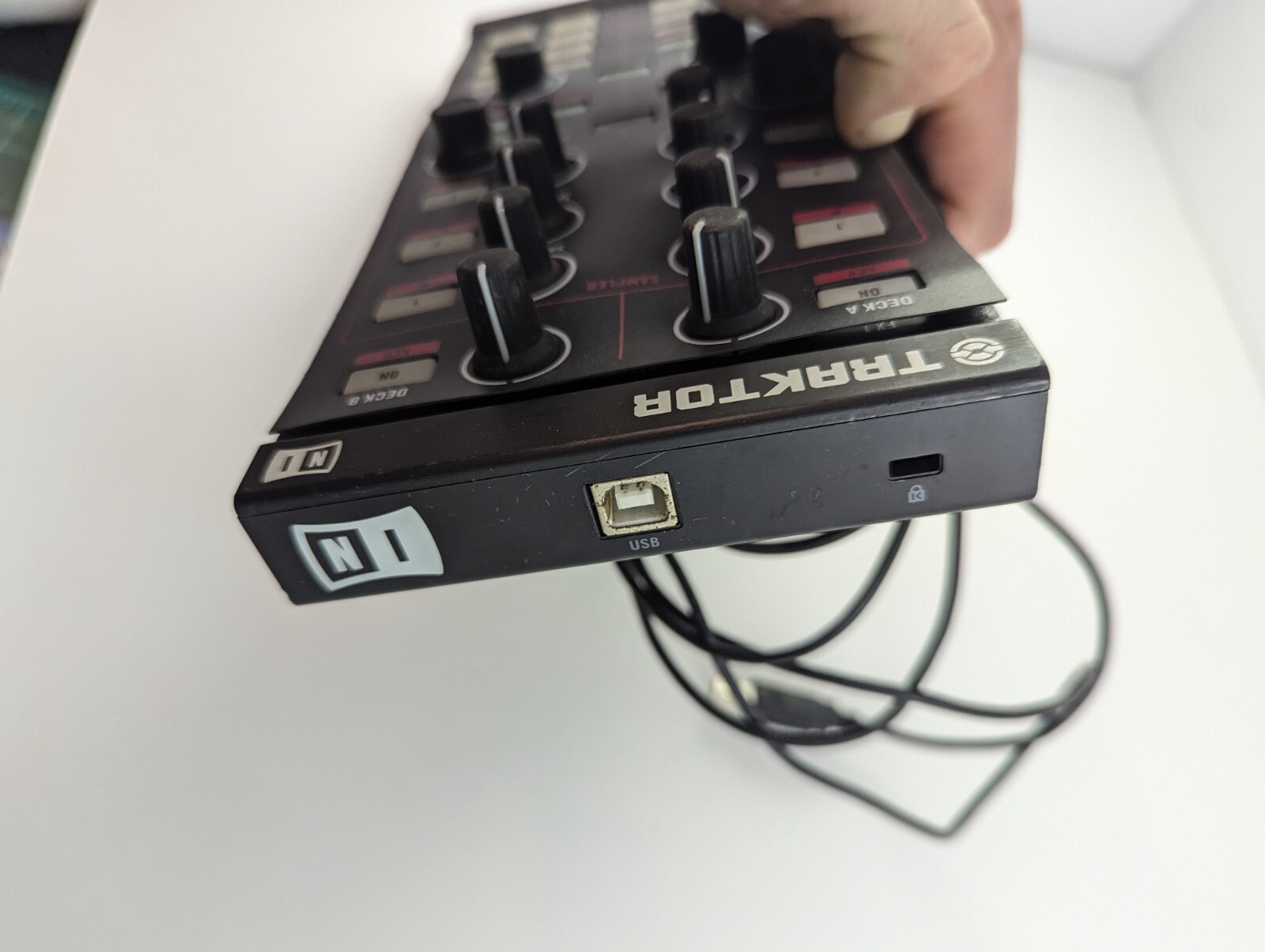 ISSUES TRAKTOR KONTROL X1 NATIVE INSTRUMENTS DJ CONTROLLER MUSIC