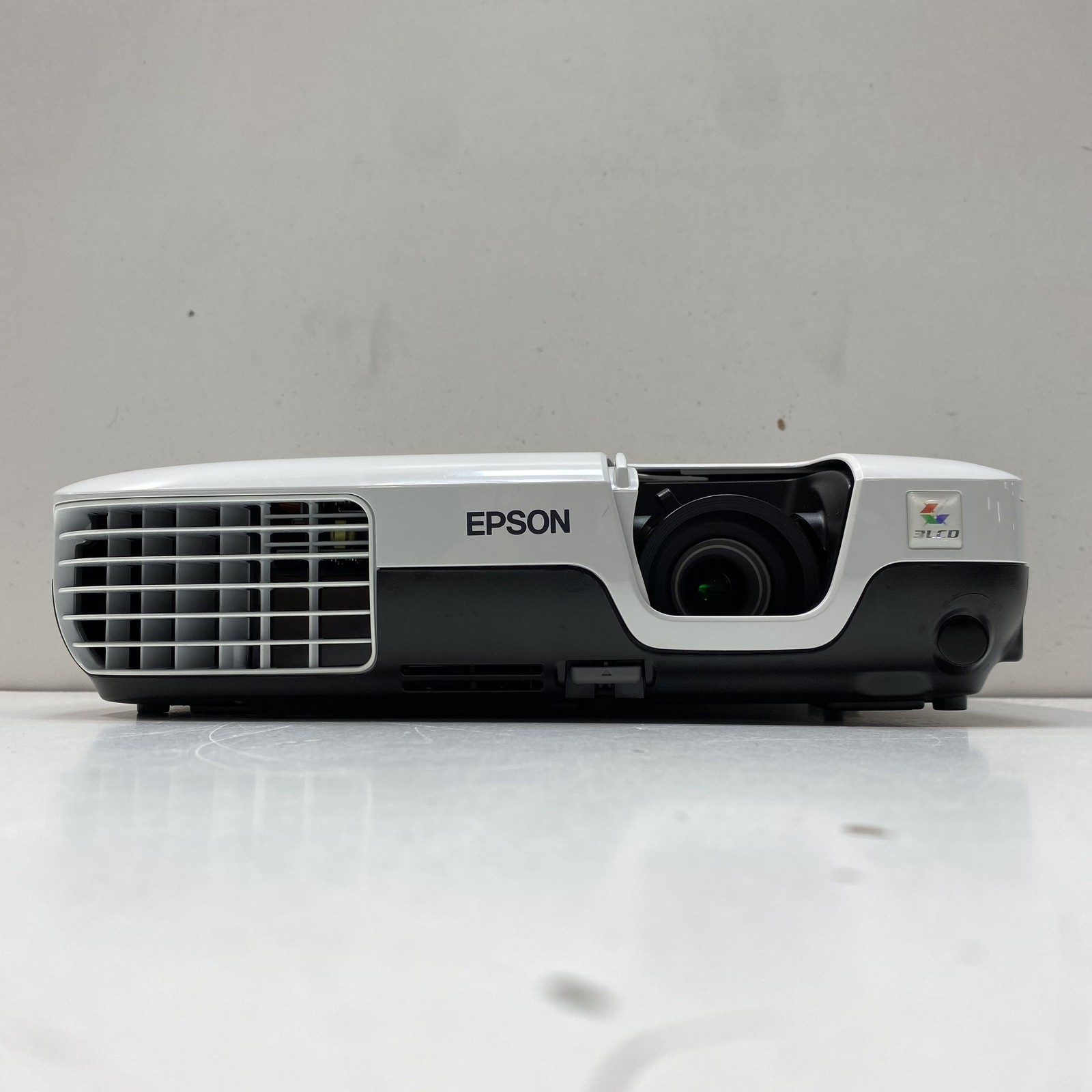 Epson VS200 3LCD Projector H391A White with Remote Cables and User CD