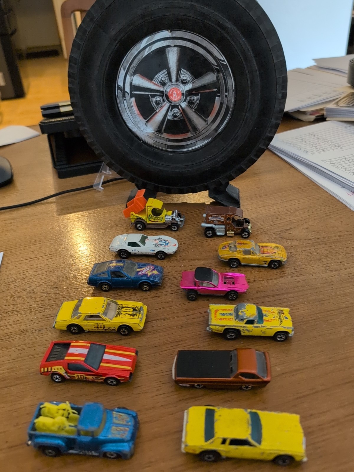 Hot Wheels WHEEL CARRYING CASE W/ 12 LOOSE CARS ** SEE PICTURES** BUY IT NOW!