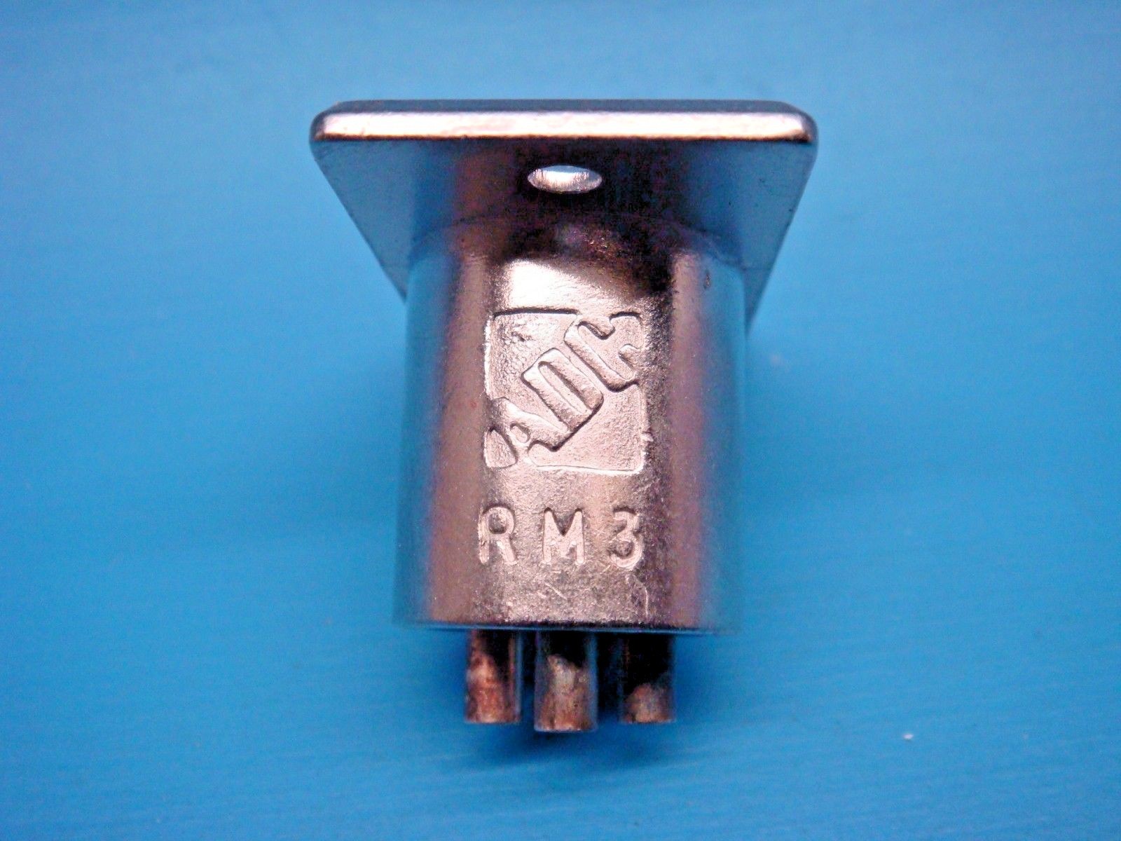 (1) ADC RM3 3 POLE MALE XLR CONNECTOR PANEL MOUNT SOLDER CUP