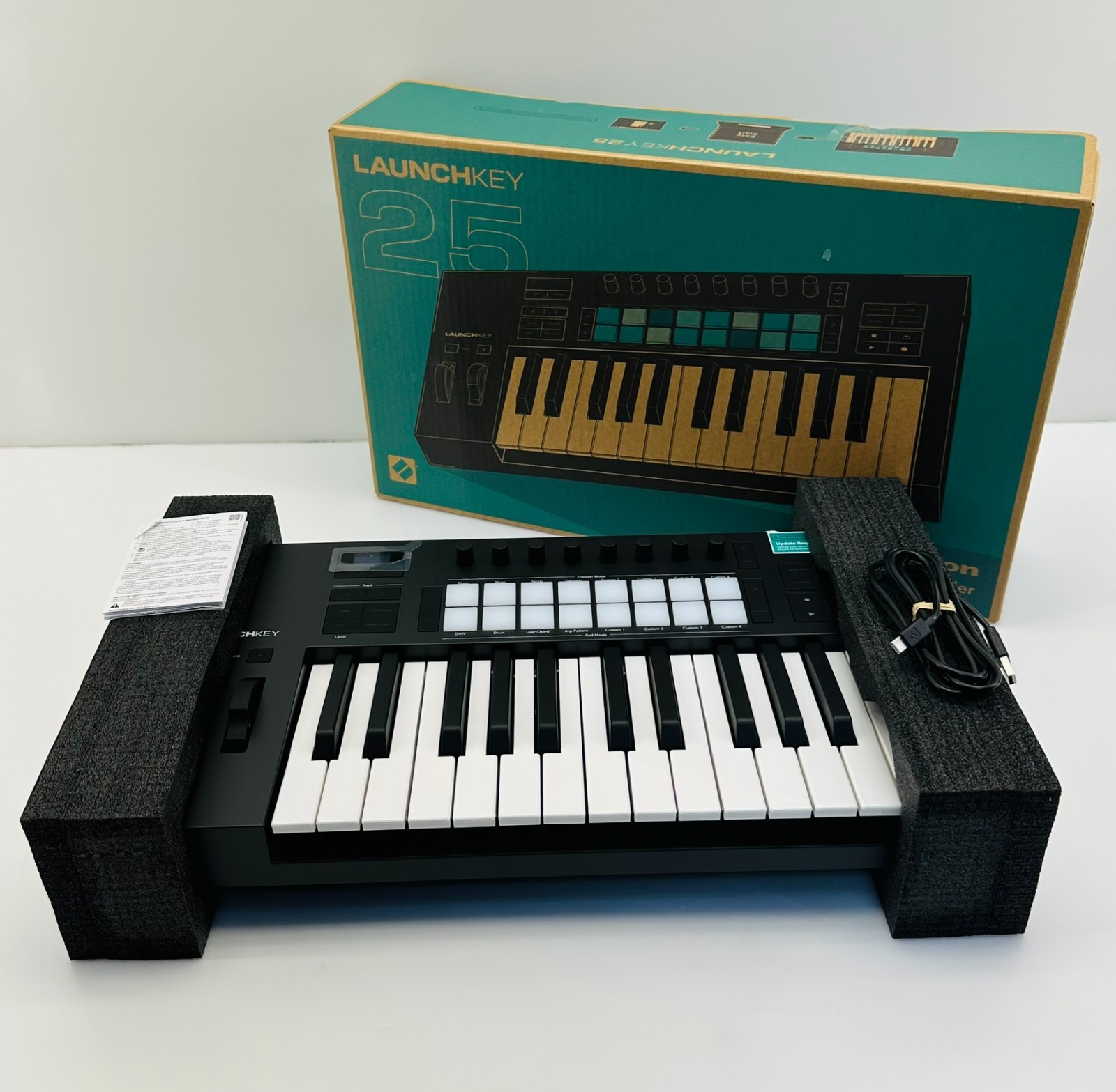Novation LAUNCHKEY 25 MK4 Ableton  Keyboard Controller w/USB MIDI