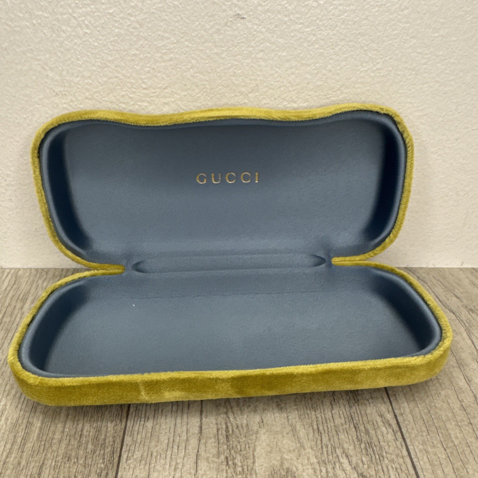 Gucci Green Velvet Eye Case Hard Shell Authentic Regular Size Glasses Holder
