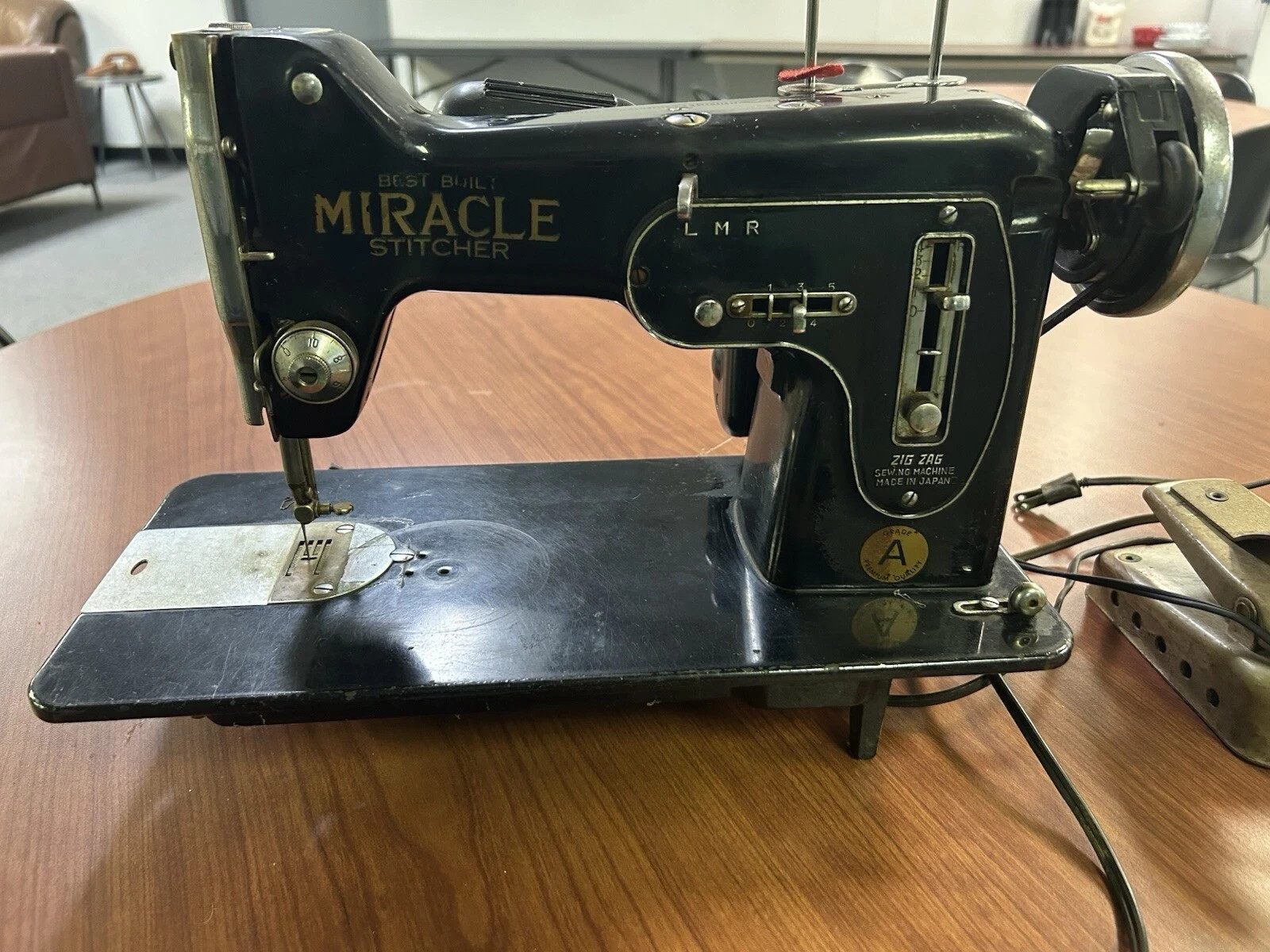 Best-Built Miracle Stitcher Zig Zag Sewing Machine w/ Pedal - Japan