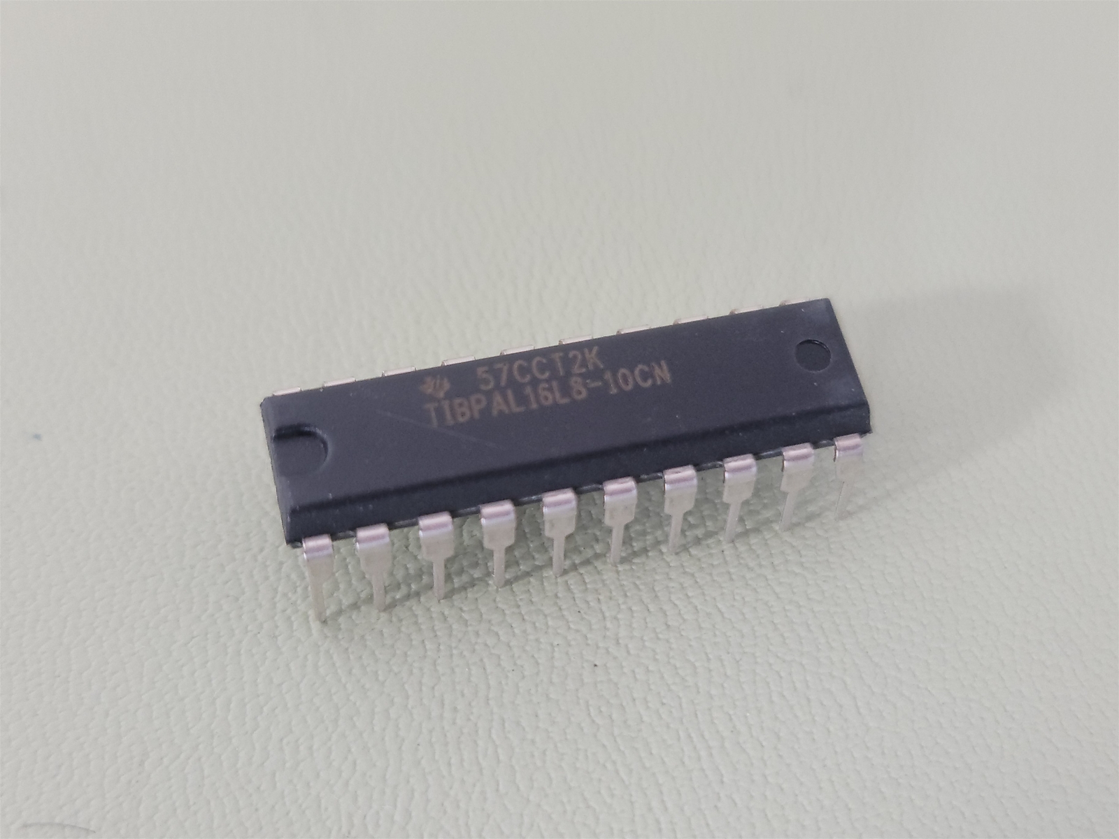 TI Texas Instruments TIBPAL16L8-10CN IC SPLD PAL 50MHz 5V 20-Pin 10ns