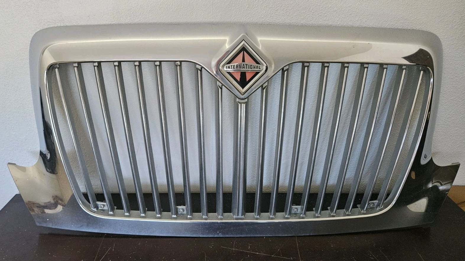 3551015C96 INTERNATIONAL 4300 Grille Assembly - USED - OEM - READY TO SHIP