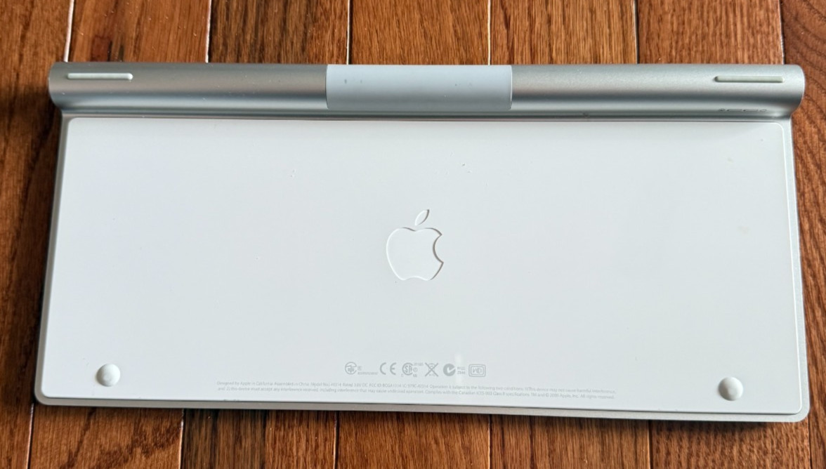 Original Apple A1314 Wireless Keyboard, silver, tested