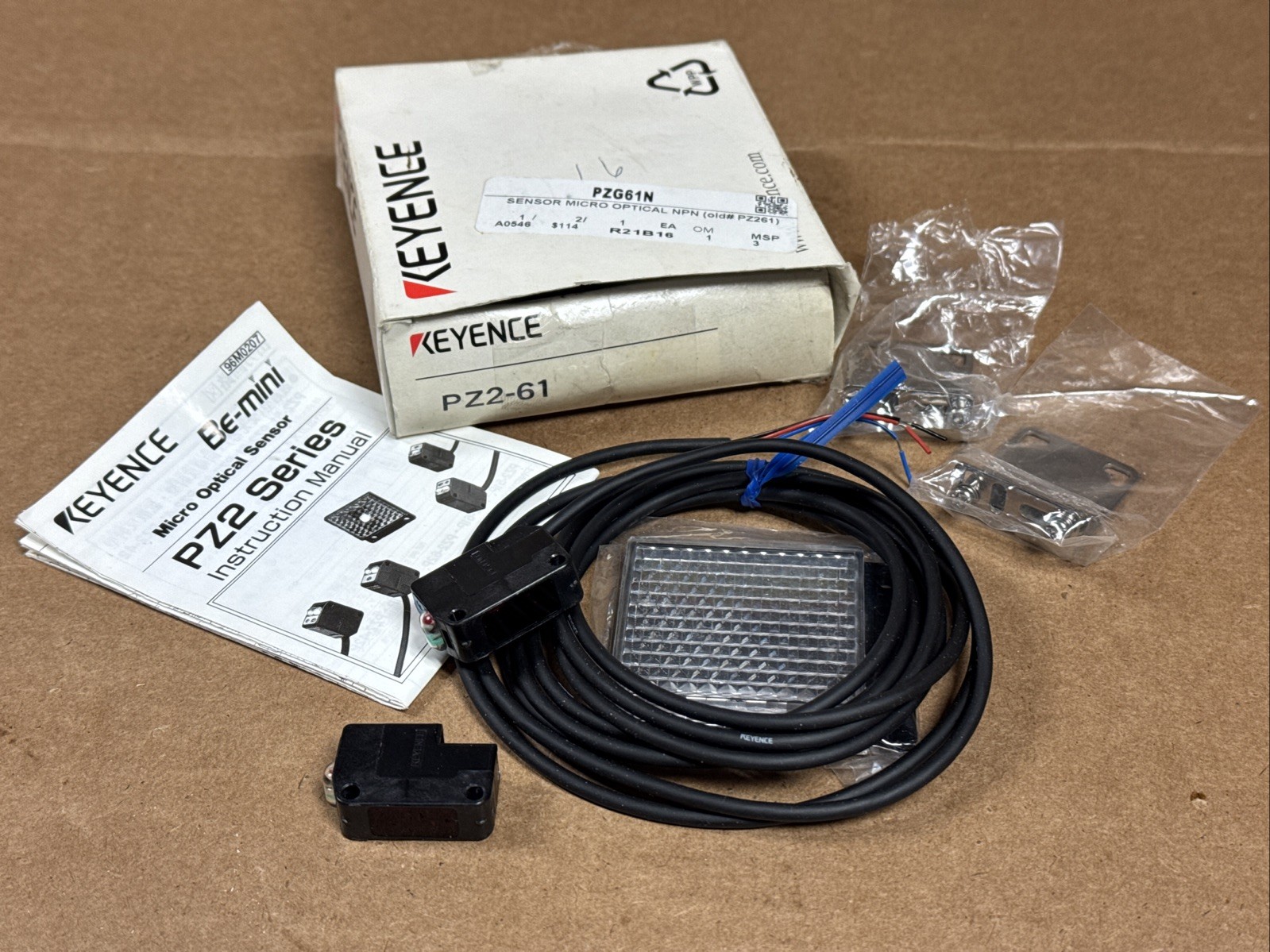 NEW LOT (2) Keyence PZ2-61 Be-Mini Micro Optical Sensor w/ Mounts FAST SHIPPING