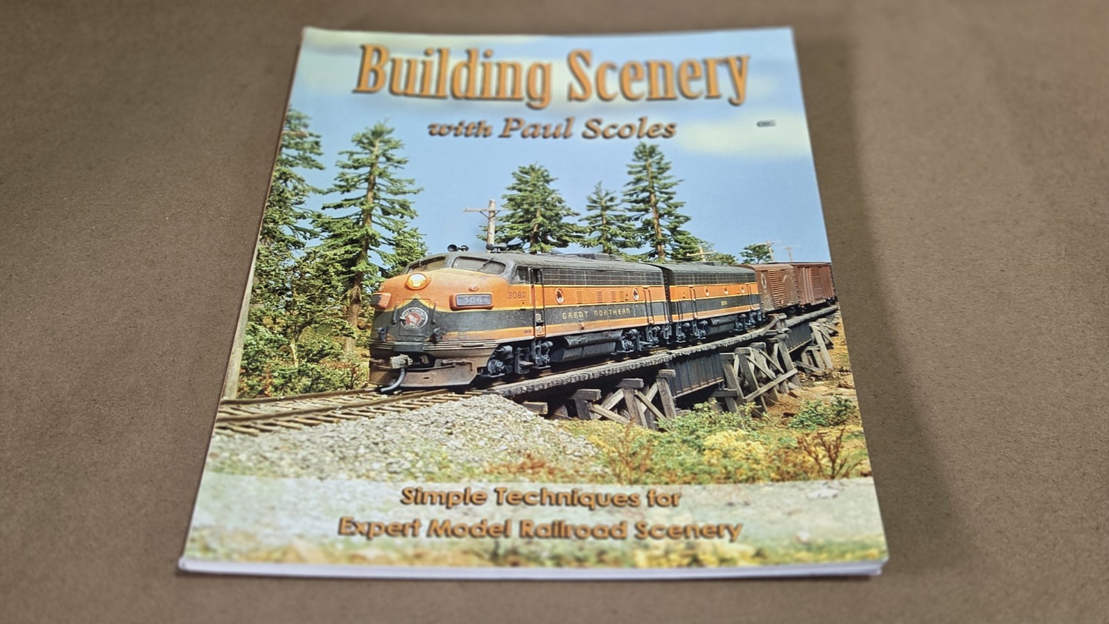 Carstens - #978-1 - Building Scenery With Paul Scoles - NOS