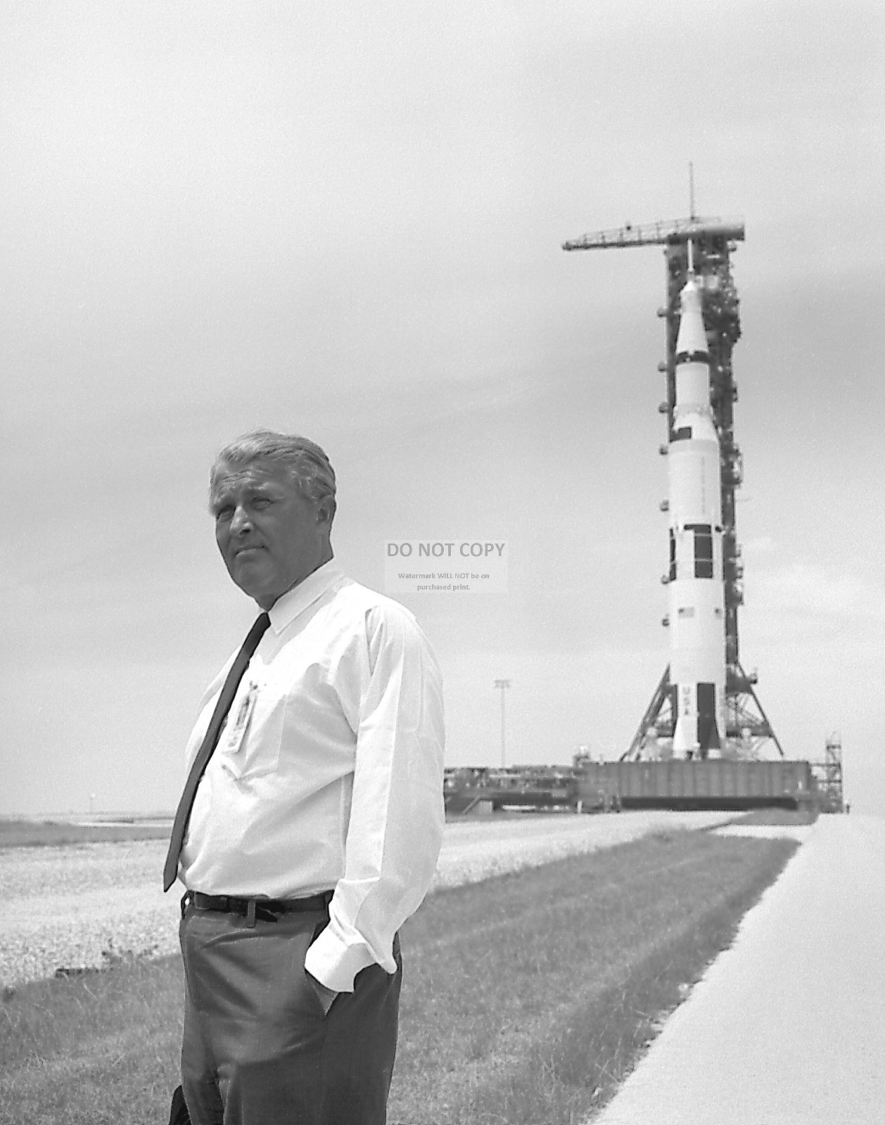 WERNHER VON BRAUN IN FRONT OF THE APOLLO 11 SATURN V - 8X10 NASA PHOTO (EP-163)
