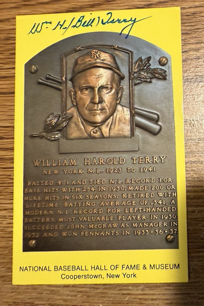 BILL TERRY SIGNED AUTOGRAPHED HOF PLAQUE POSTCARD NEW YORK GIANTS