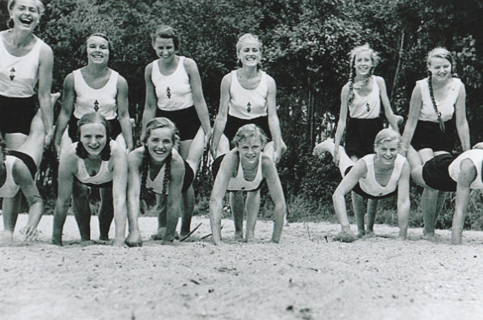 WW II German  Photo ==        Deutscher Mädel League  Bdm Girls