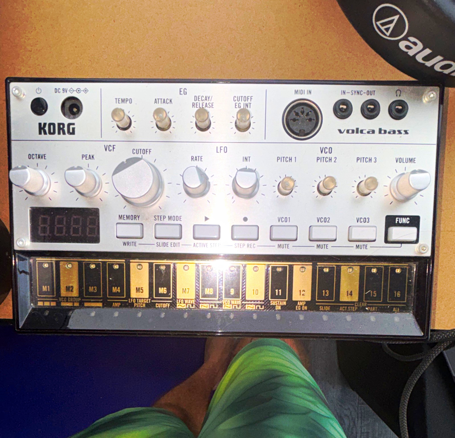 Korg volca bass Analog Desktop Synthesizer Sequencer MIDI In no cords works