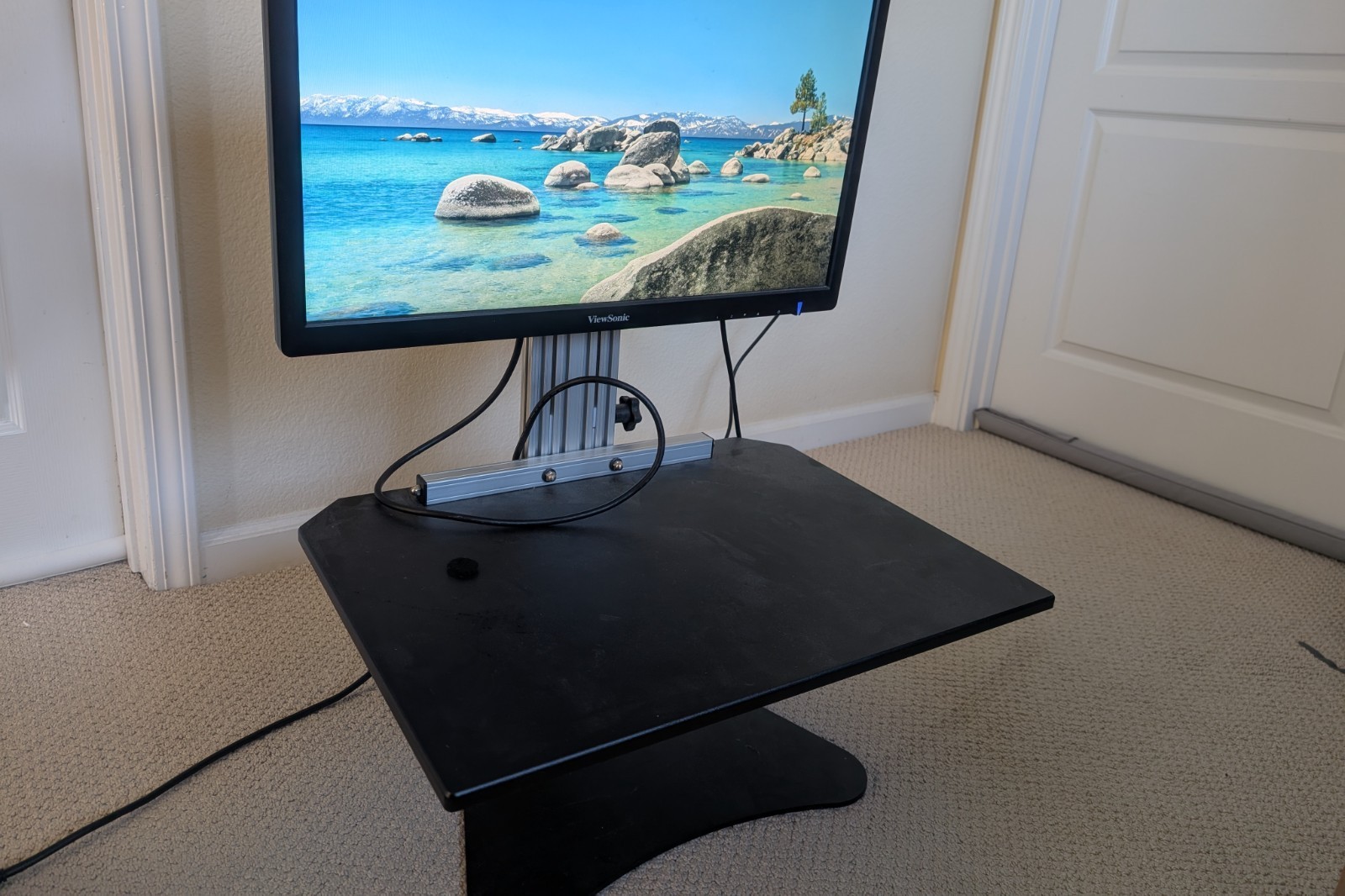 ERGO DESKTOP Kangaroo Elite Standing desk, comes with screen