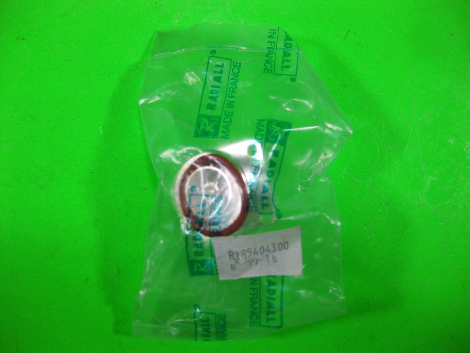 Radiall -- R185404300 -- New