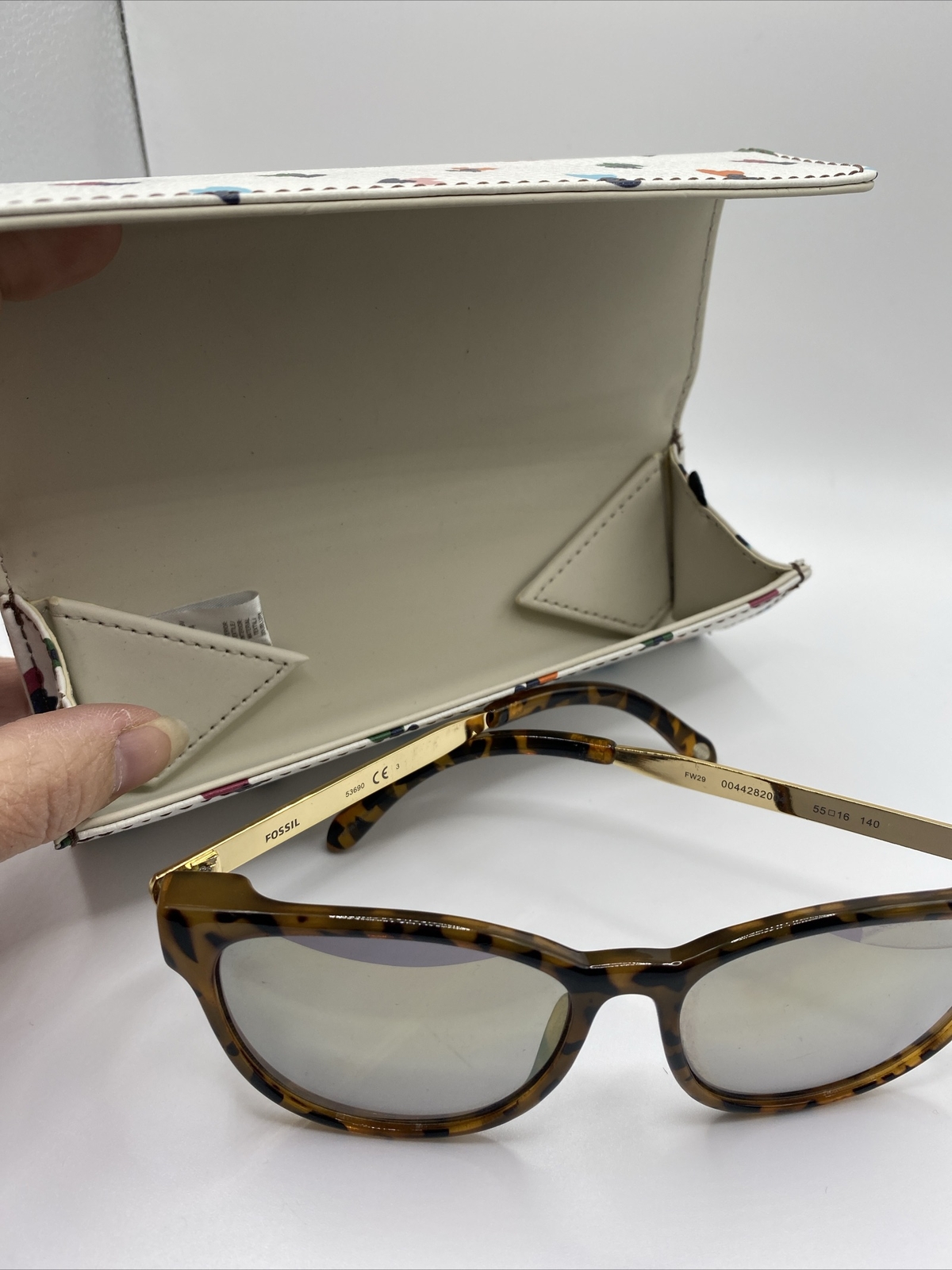 Fossil Sunglasses Glasses & Hard Case White With Hearts Magnet Closure - EUC