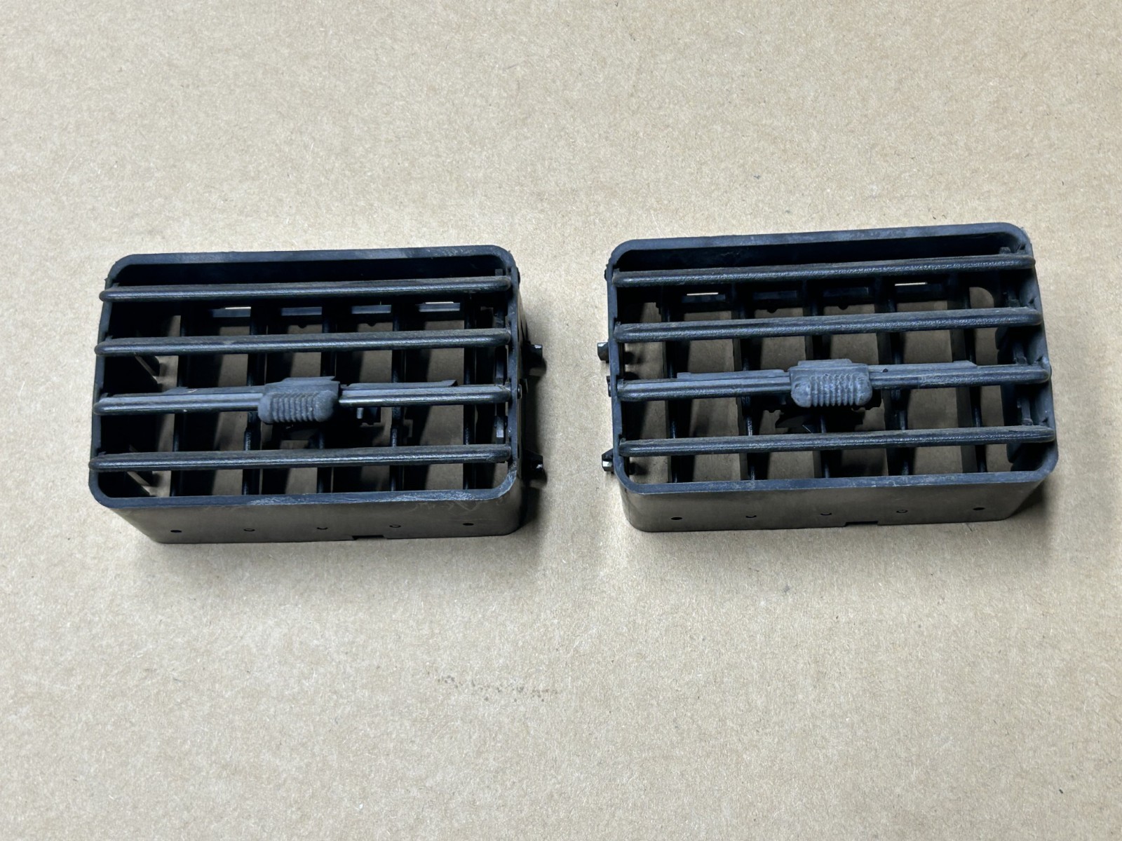 🔥92-96 Ford F-150 F250 F350 Bronco DASH VENTS Heat AC duct Air Vents Pair (2)