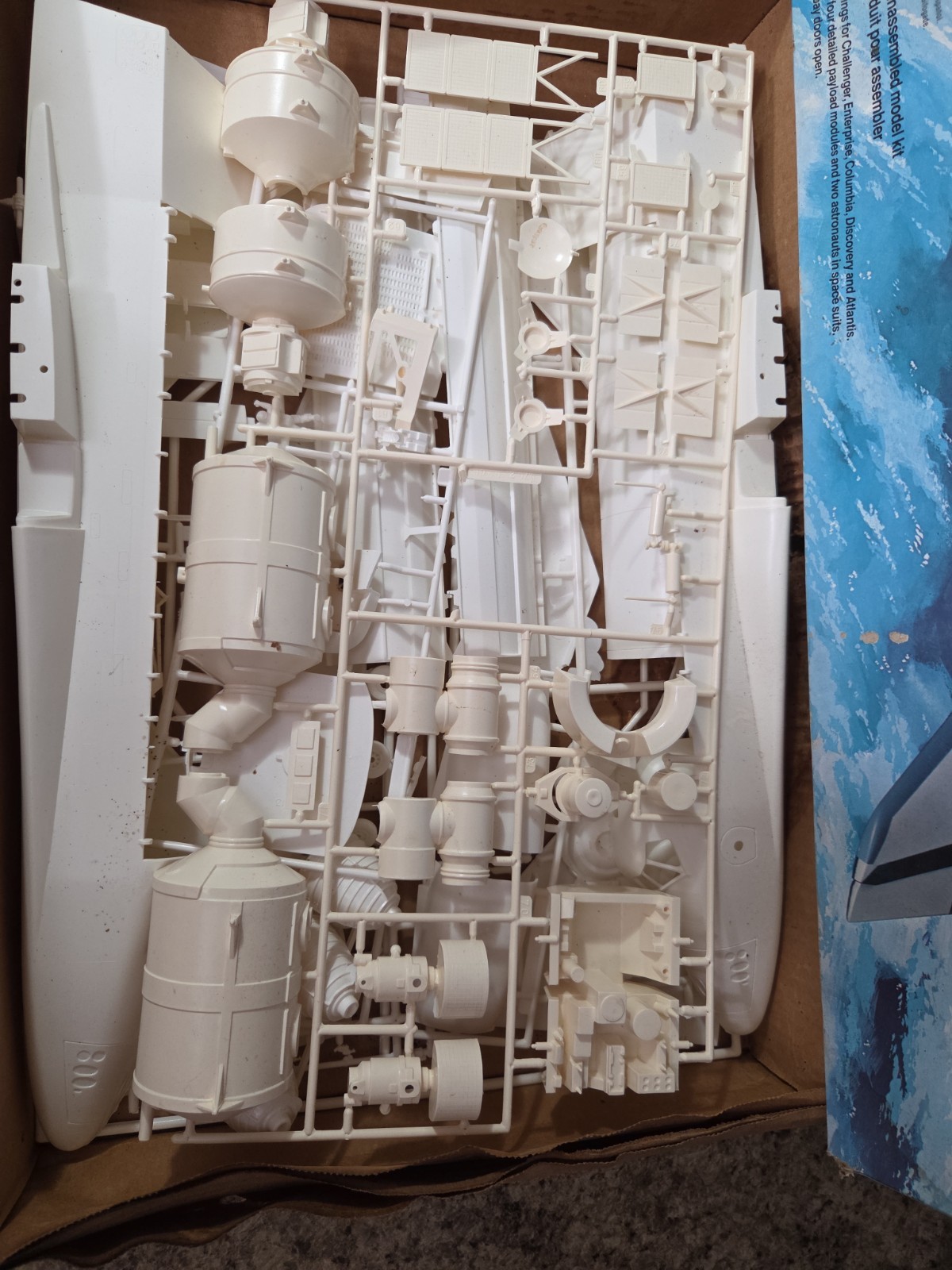 MONOGRAM NASA SPACE SHUTTLE CHALLENGER PLASTIC MODEL KIT 1:72 BOXED 5702 SEALED