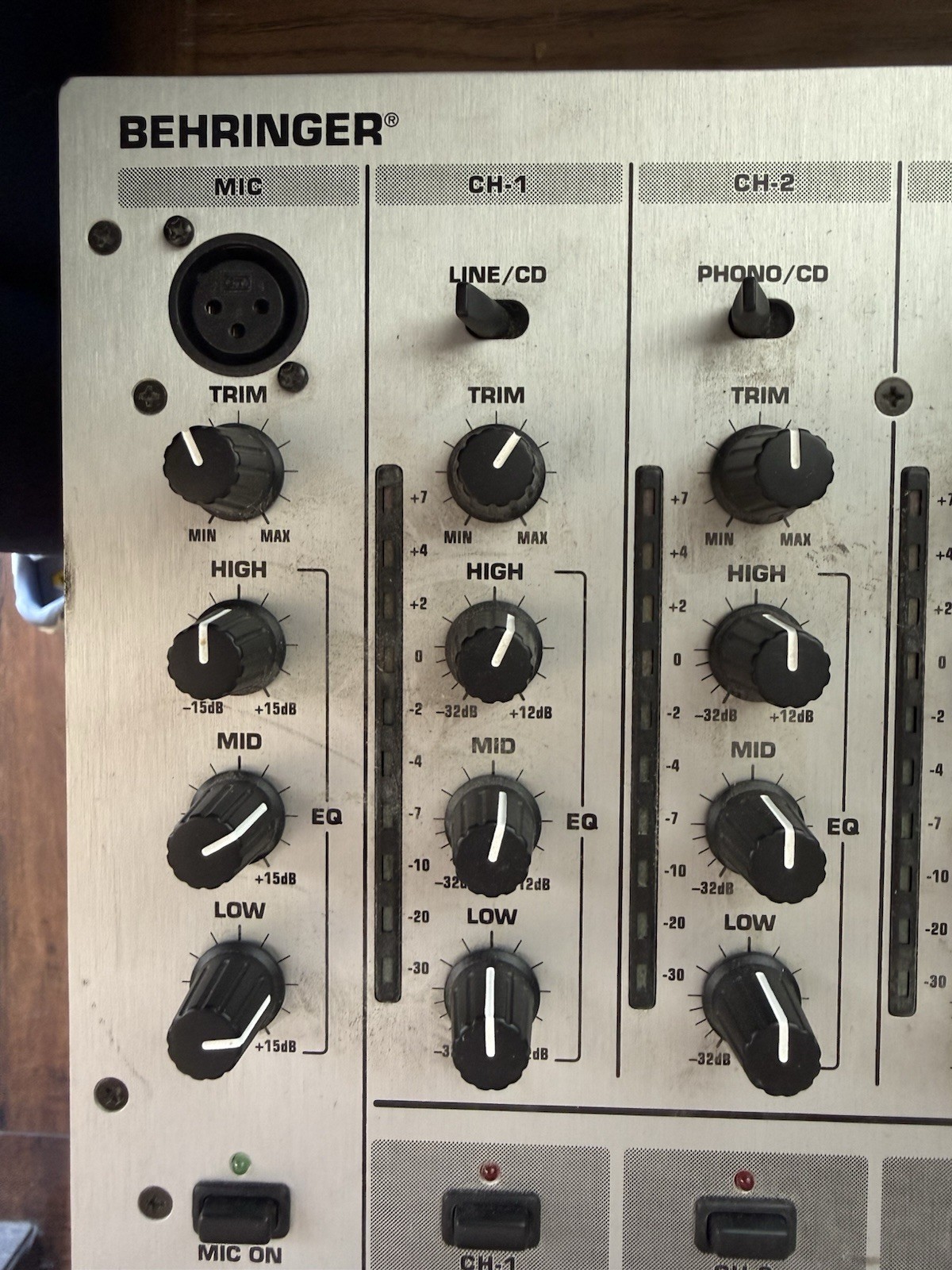 Behringer Pro Mixer Dj X700