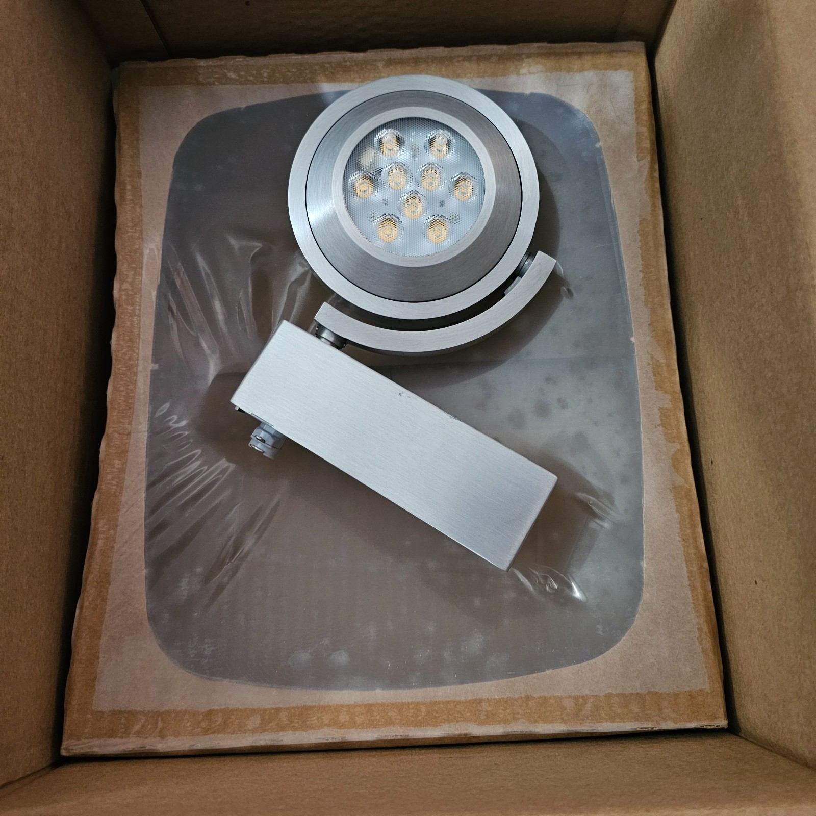 HALO L806NF8030AH LED TRACK LIGHT, 22° NARROW FLOOD, 3000K, ALUMINUM