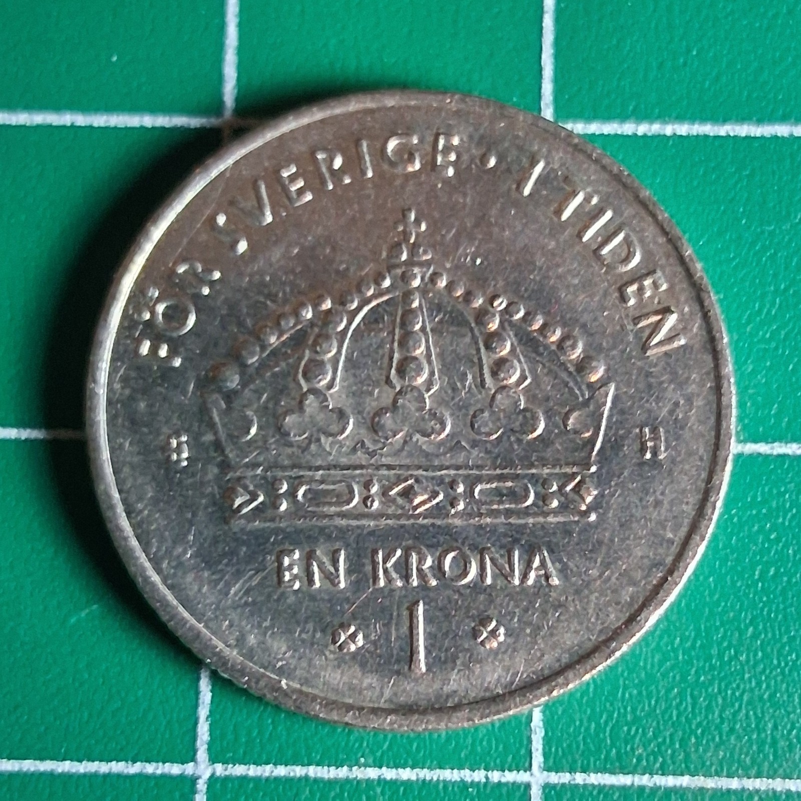 2004 Sweden 1 Krona King Carl XVI Gustaf / Royal Crown Copper-Nickel Coin