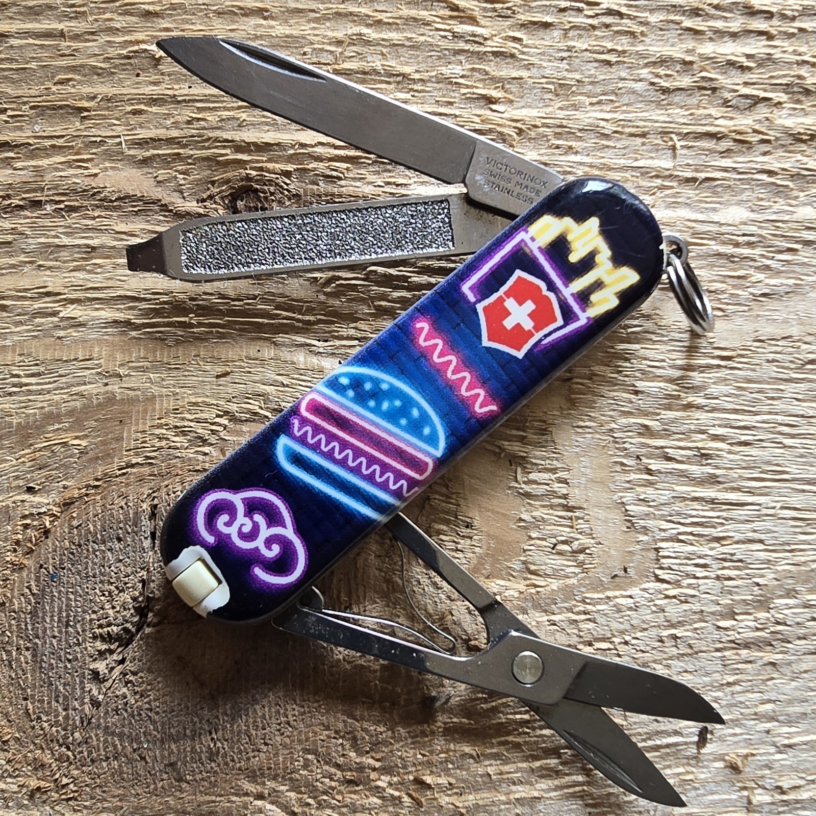 VICTORINOX SWISS ARMY KNIFE CLASSIC SD 58MM LIMITED EDITION BURGER BAR
