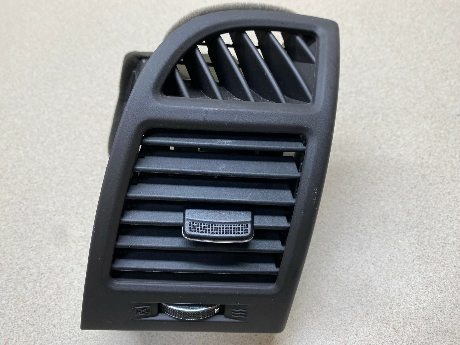 07 09 Hyundai Santa Fe PASSENGER Side Outer Air Vent Assembly AC Outer OEM