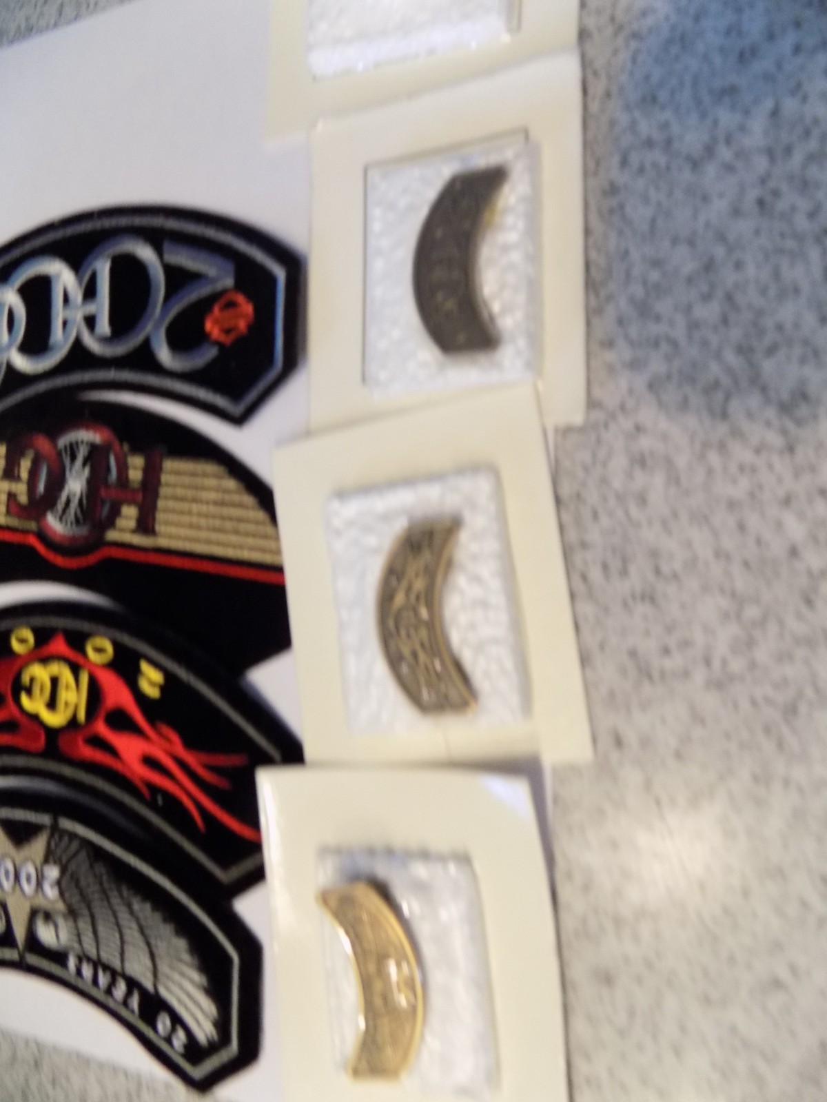 HARLEY DAVIDSON "HOG PATCHES & PINS " (4 years)