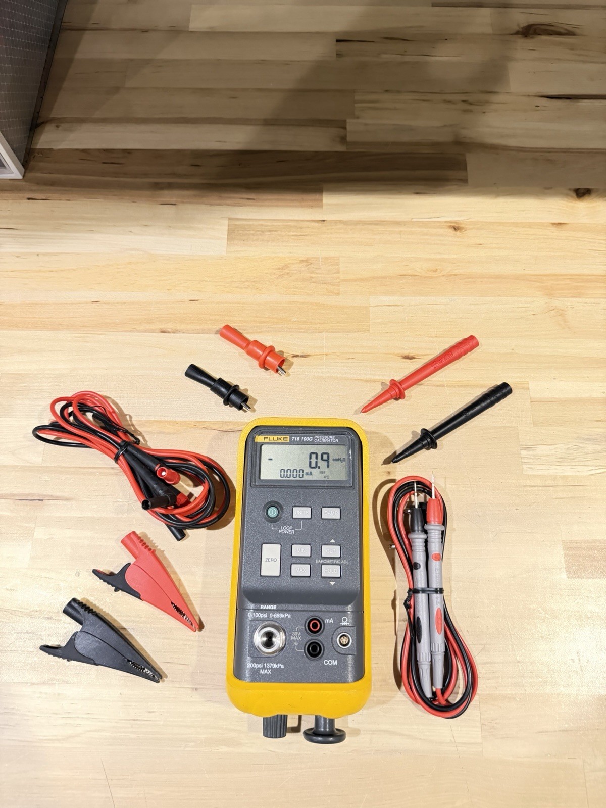 FLUKE 718 100G PRESSURE CALIBRATOR W/ ACCESSORIES (FREE SHIPPING) TESTED