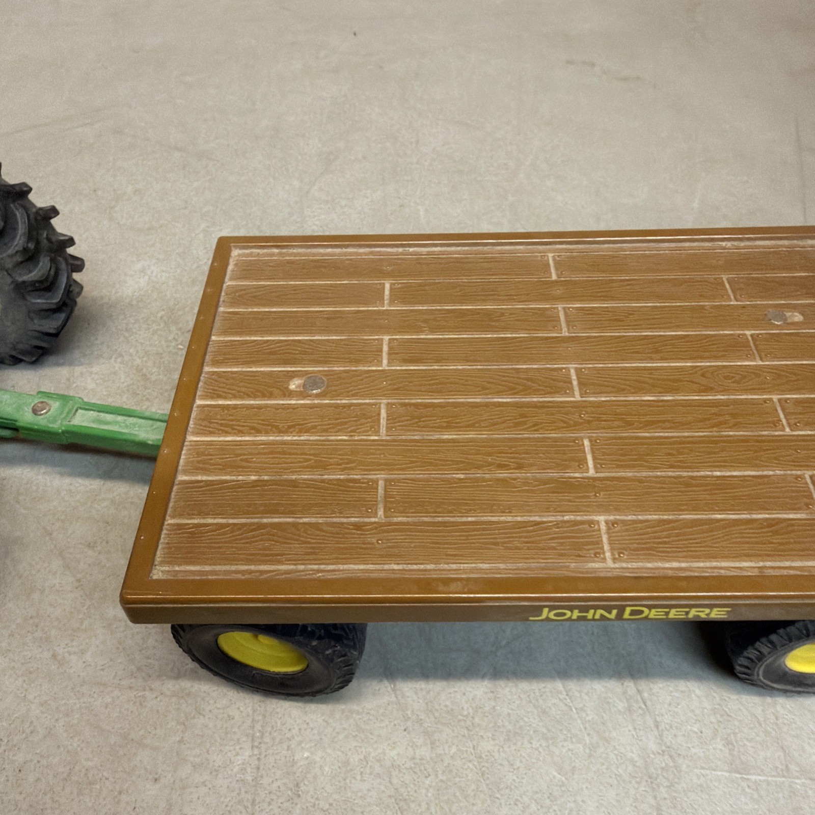 ERTL John Deere Tractor & Trailer 1759 Die Cast / Plastic