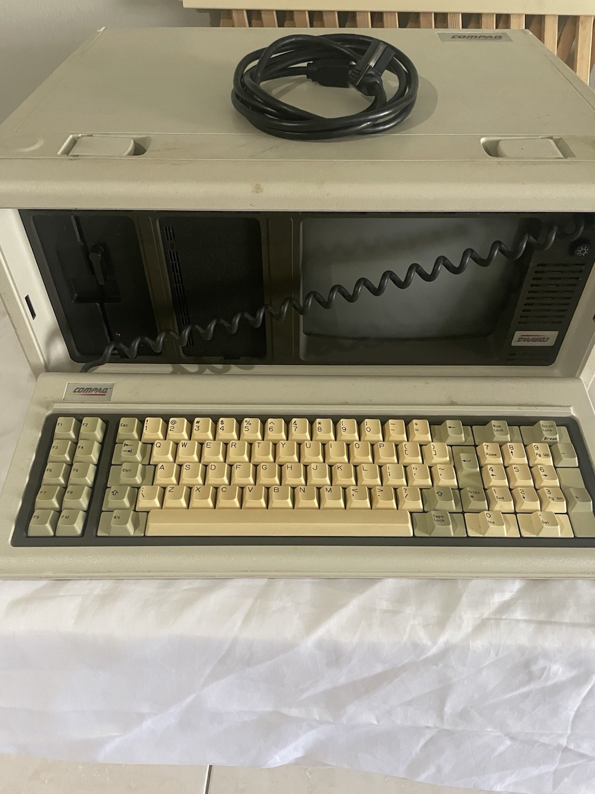 Vintage COMPAQ Model 101709  Portable Computer *Parts/Repair turned on then off