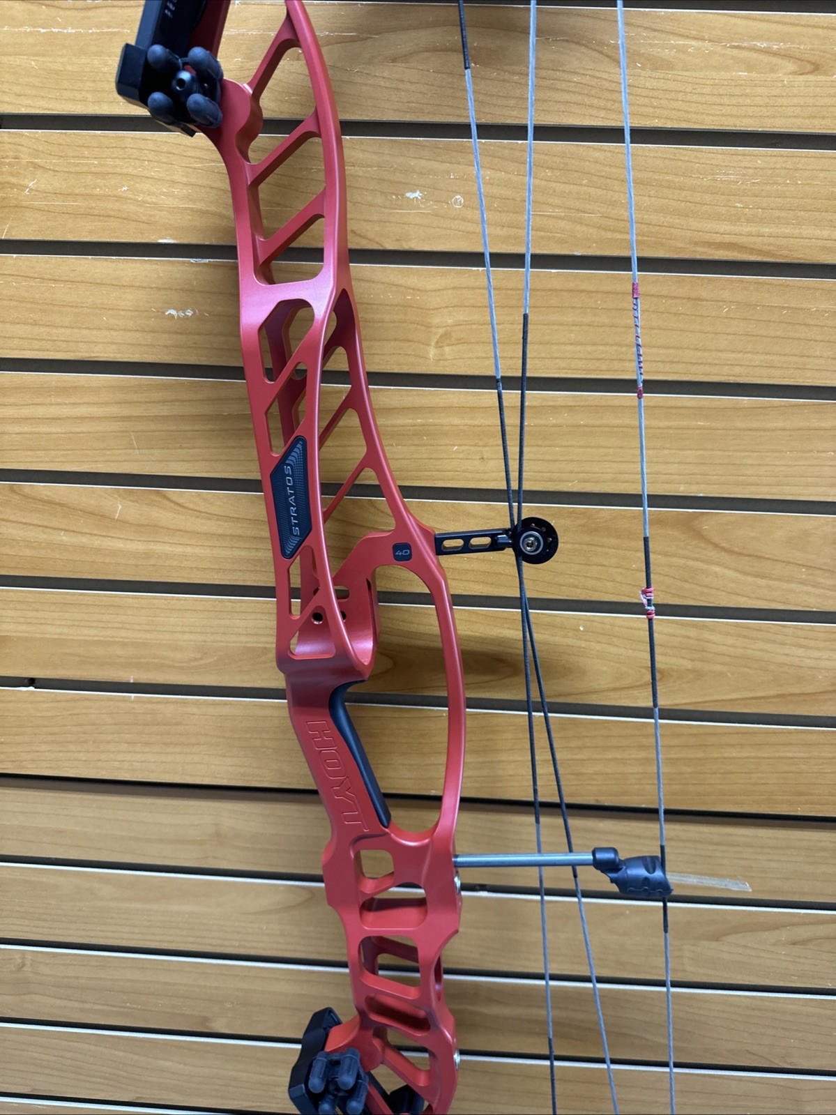 Hoyt Stratos 40 Compound Bow - RH - 50-60# - 25.5-29” - Item 6025