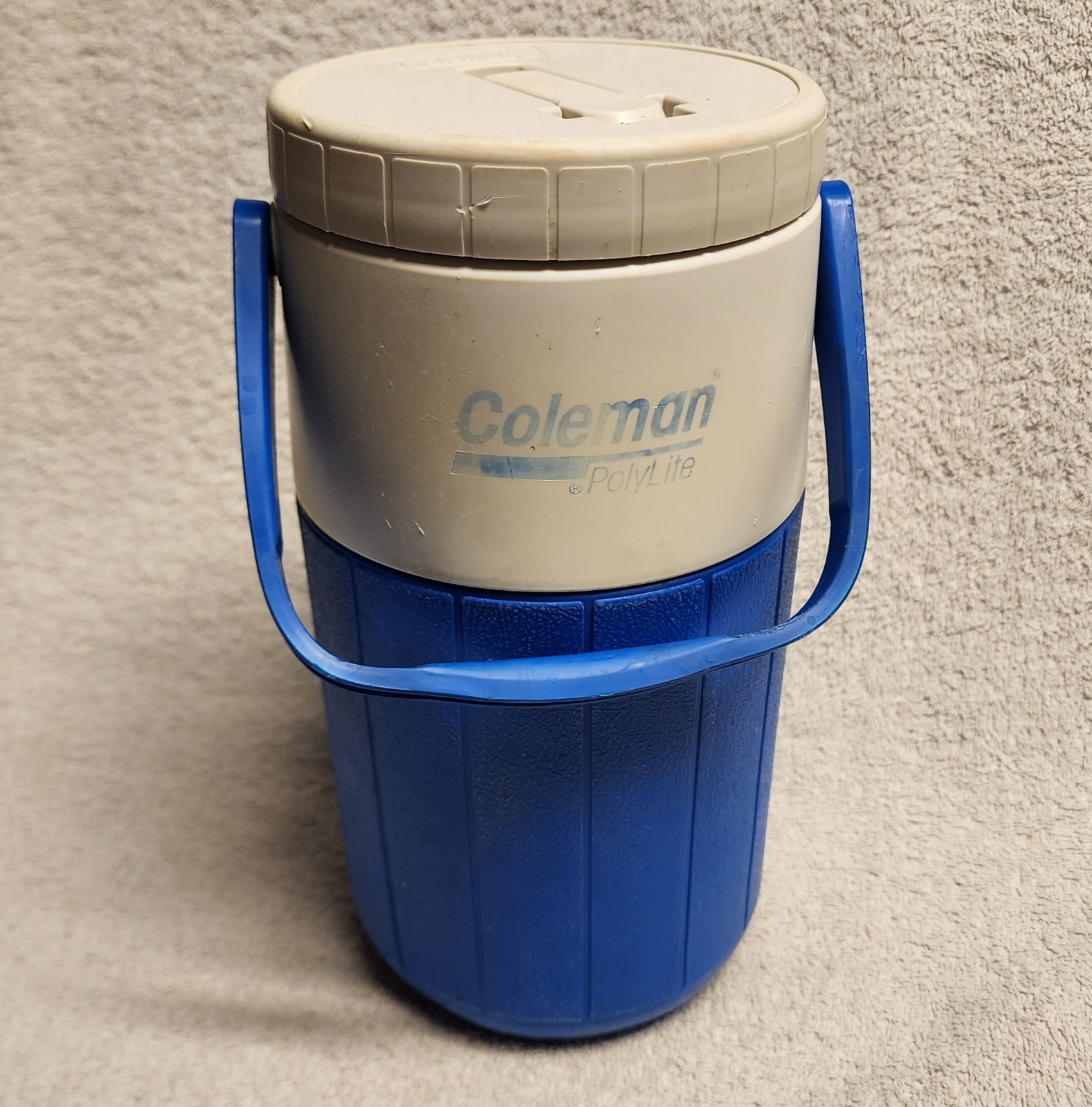 Coleman PolyLite 2 Quart Water Jug Cooler 5590 Spout Blue White Vintage 1991