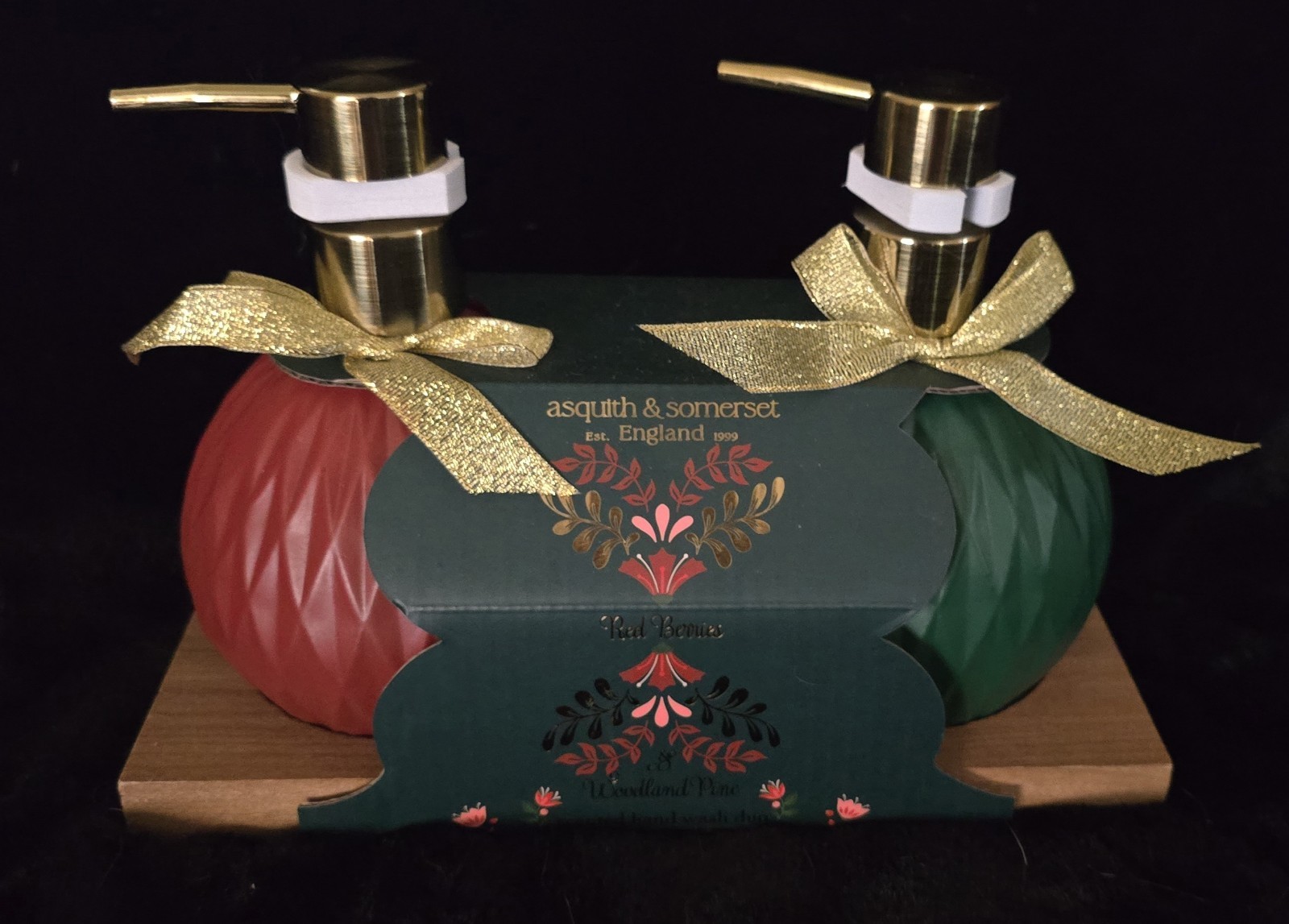 NEW Asquith Somerset Red Berries & Woodland Pine Hand Wash Soap Christmas Import