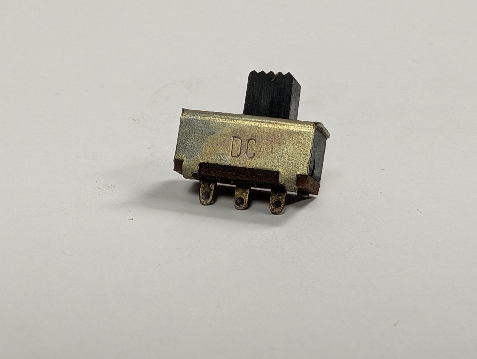SPDT (ONE SIDE ON & ONE SIDE MOMENTARY-ON) SLIDE SWITCH
