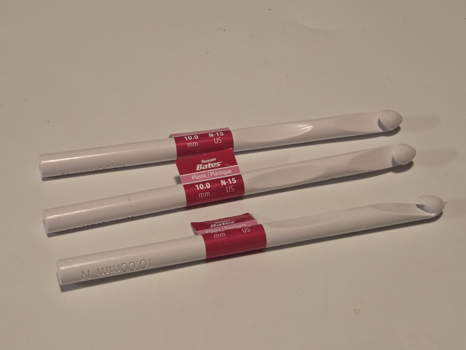 3 Plastic Crochet Hooks Size N15/10mm B2406 Susan Bates - NEW